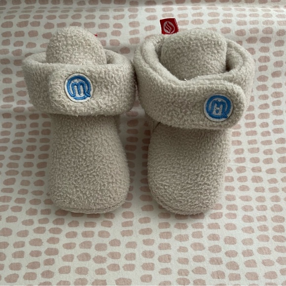 Taupe Fleece Baby Booties 3-6 Months gender neutral - Picture 1 of 3